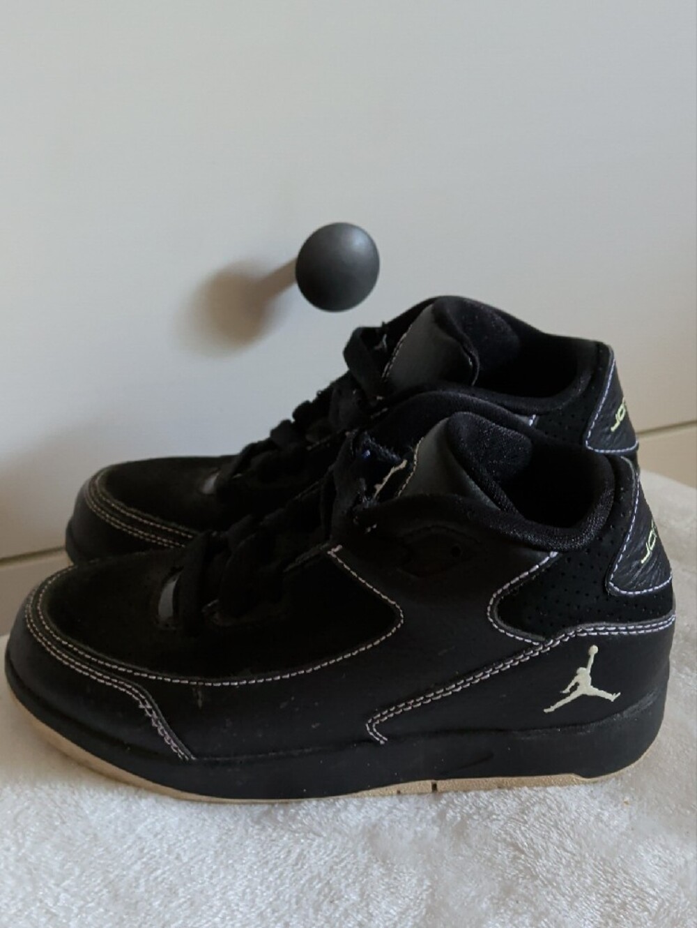 Jordan Kids Black Sneakers Trimmed In White - Picture 4 of 10